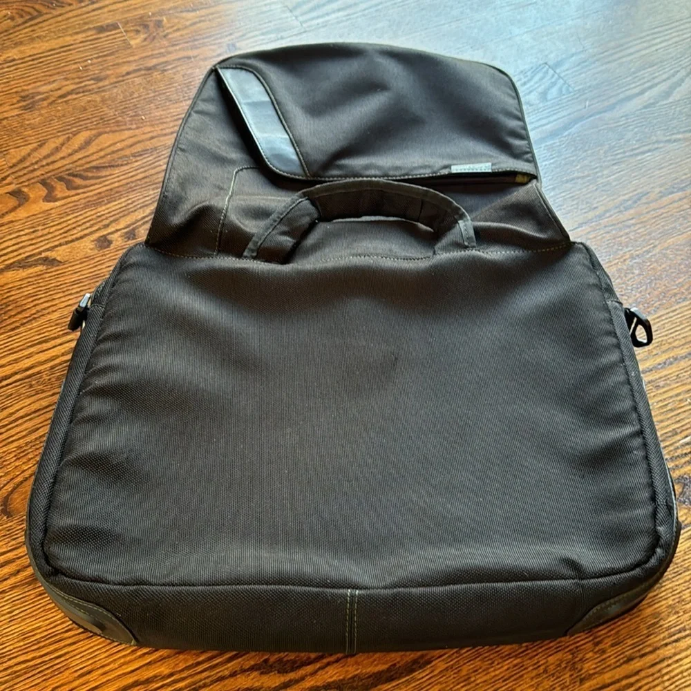Targus black multi-zipper pockets padded laptop messenger bag.